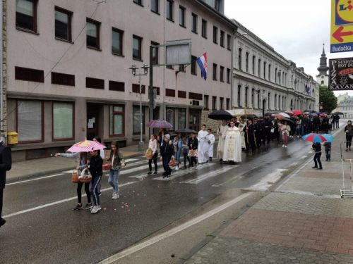 Na Tijelovo biskup Bogović u Gospiću predvodio svetu misu i procesiju