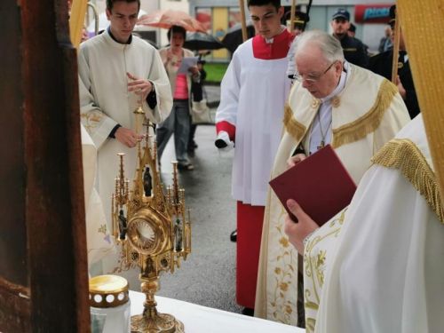 Na Tijelovo biskup Bogović u Gospiću predvodio svetu misu i procesiju