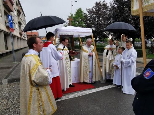 Na Tijelovo biskup Bogović u Gospiću predvodio svetu misu i procesiju