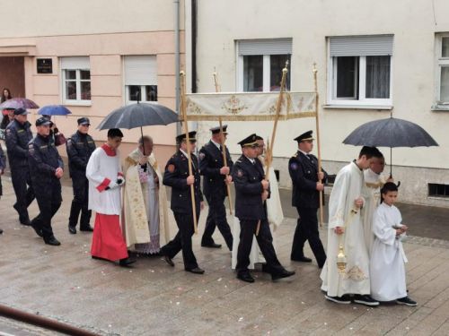 Na Tijelovo biskup Bogović u Gospiću predvodio svetu misu i procesiju