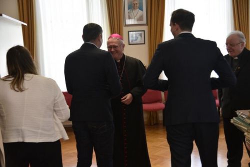 Biskup Križić i ministar Malenica potpisali Zapisnik o povratu crkvenih matičnih knjiga oduzetih za vrijeme komunizma