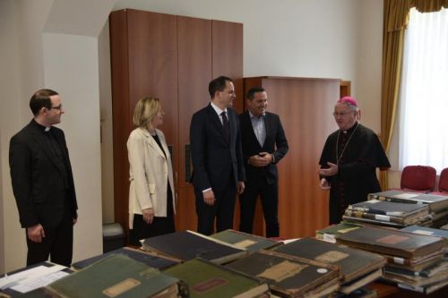 Biskup Križić i ministar Malenica potpisali Zapisnik o povratu crkvenih matičnih knjiga oduzetih za vrijeme komunizma