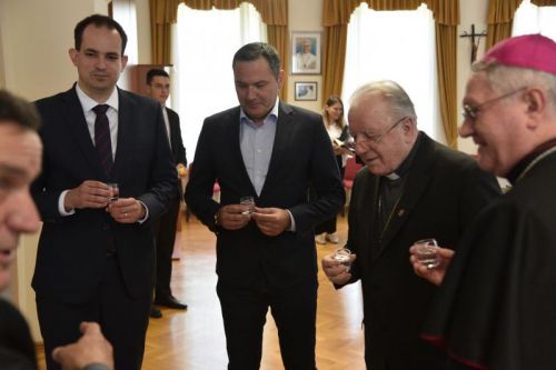 Biskup Križić i ministar Malenica potpisali Zapisnik o povratu crkvenih matičnih knjiga oduzetih za vrijeme komunizma