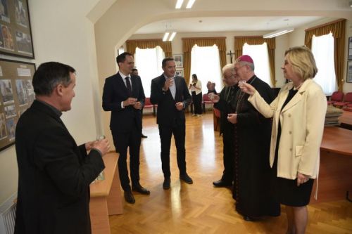 Biskup Križić i ministar Malenica potpisali Zapisnik o povratu crkvenih matičnih knjiga oduzetih za vrijeme komunizma