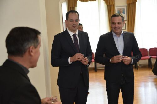 Biskup Križić i ministar Malenica potpisali Zapisnik o povratu crkvenih matičnih knjiga oduzetih za vrijeme komunizma