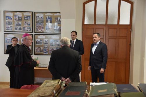 Biskup Križić i ministar Malenica potpisali Zapisnik o povratu crkvenih matičnih knjiga oduzetih za vrijeme komunizma