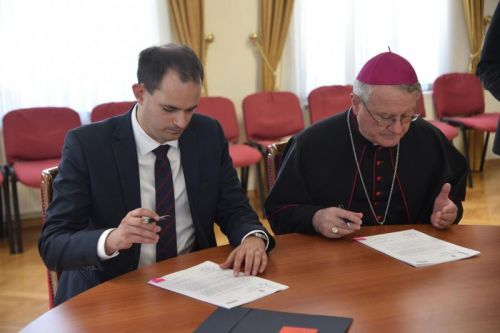 Biskup Križić i ministar Malenica potpisali Zapisnik o povratu crkvenih matičnih knjiga oduzetih za vrijeme komunizma