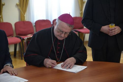 Biskup Križić i ministar Malenica potpisali Zapisnik o povratu crkvenih matičnih knjiga oduzetih za vrijeme komunizma