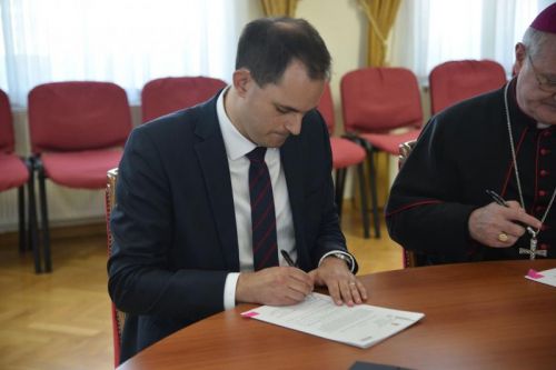 Biskup Križić i ministar Malenica potpisali Zapisnik o povratu crkvenih matičnih knjiga oduzetih za vrijeme komunizma