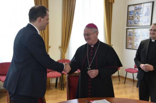 Biskup Križić i ministar Malenica potpisali Zapisnik o povratu crkvenih matičnih knjiga oduzetih za vrijeme komunizma