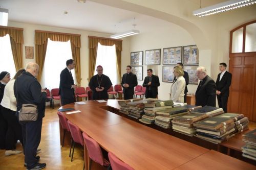 Biskup Križić i ministar Malenica potpisali Zapisnik o povratu crkvenih matičnih knjiga oduzetih za vrijeme komunizma