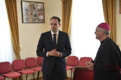 Biskup Križić i ministar Malenica potpisali Zapisnik o povratu crkvenih matičnih knjiga oduzetih za vrijeme komunizma