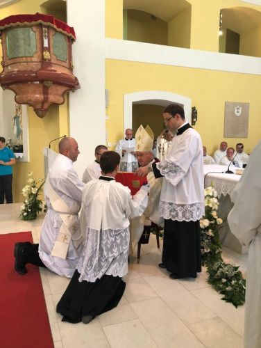 Biskup Križić u gospićkoj katedrali zaredio trojicu novih svećenika
