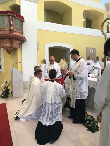 Biskup Križić u gospićkoj katedrali zaredio trojicu novih svećenika