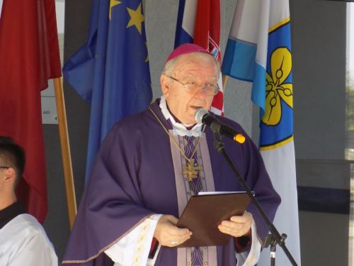 Biskup Bogović u Otočcu predvodio obred ukopa 15 strijeljanih civila koje je naredila OZNA 16. rujna 1946.