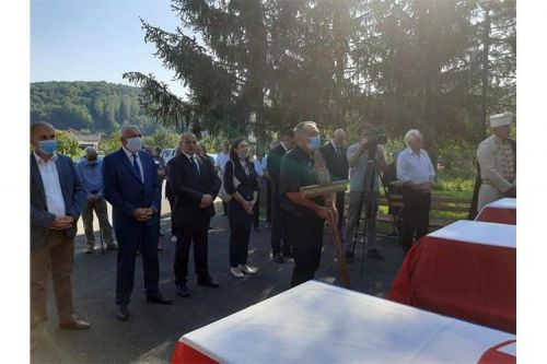 Biskup Bogović u Otočcu predvodio obred ukopa 15 strijeljanih civila koje je naredila OZNA 16. rujna 1946.