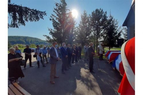 Biskup Bogović u Otočcu predvodio obred ukopa 15 strijeljanih civila koje je naredila OZNA 16. rujna 1946.