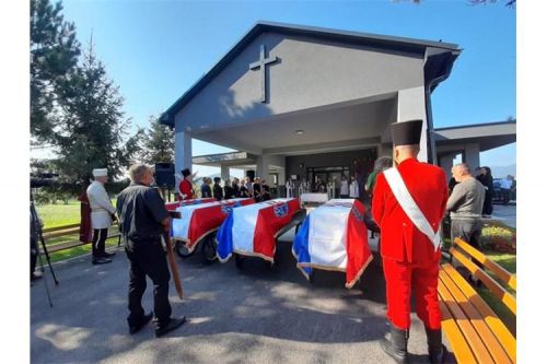 Biskup Bogović u Otočcu predvodio obred ukopa 15 strijeljanih civila koje je naredila OZNA 16. rujna 1946.