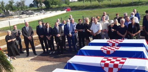 Biskup Bogović u Otočcu predvodio obred ukopa 15 strijeljanih civila koje je naredila OZNA 16. rujna 1946.