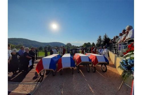 Biskup Bogović u Otočcu predvodio obred ukopa 15 strijeljanih civila koje je naredila OZNA 16. rujna 1946.