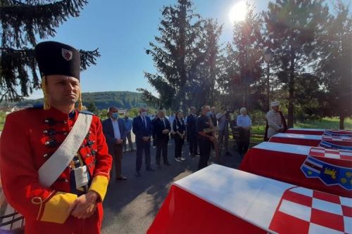 Biskup Bogović u Otočcu predvodio obred ukopa 15 strijeljanih civila koje je naredila OZNA 16. rujna 1946.