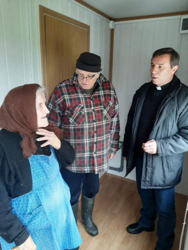 Župe Krasno i Kuterevo darovale stambeni kontejner obitelji u Gornjim Mokricama