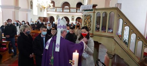Biskup Križić u Donjem Pazarištu krstio šesto dijete u obitelji Kolačević
