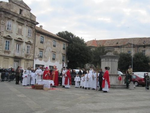 Biskup Križić na Cvjetnicu predvodio procesiju i misu u Senju