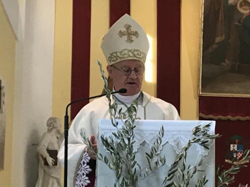 Biskup Križić na Misi večere Gospodnje: “Živjeti bezosjećajno prema slabima i potrebitima i sudjelovati u euharistiji, ne ide zajedno”