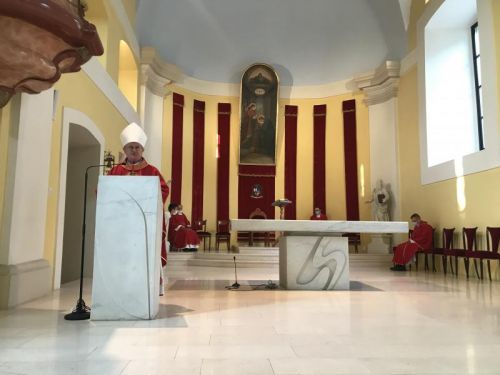 Biskup Križić predvodio obrede Velikog petka u gospićkoj katedrali