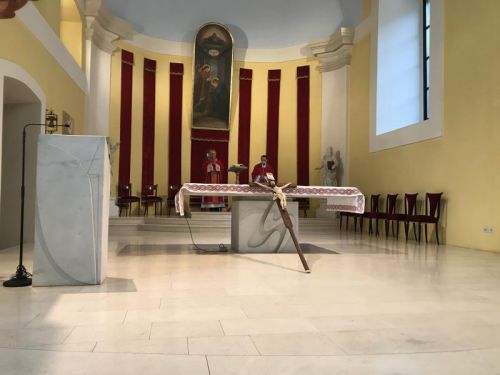 Biskup Križić predvodio obrede Velikog petka u gospićkoj katedrali