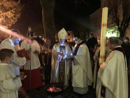 Biskup Križić predvodio misu Vazmenog bdijenja u gospićkoj katedrali