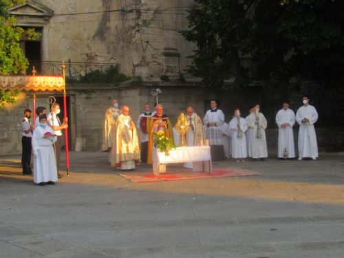 Biskup Zdenko Križić predvodio slavlje svetkovine Tijelova u Senju