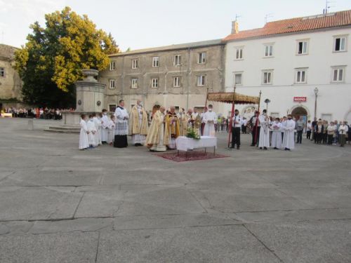 Biskup Zdenko Križić predvodio slavlje svetkovine Tijelova u Senju