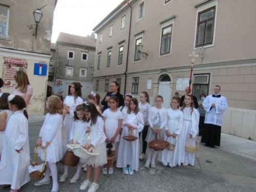 Biskup Zdenko Križić predvodio slavlje svetkovine Tijelova u Senju