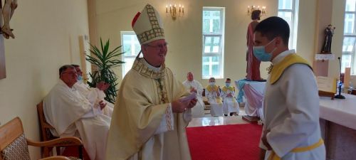 BISKUP GOSPIĆKO-SENJSKI ZDENKO KRIŽIĆ PREDVODIO SLAVLJE SV. IVANA KRSTITELJA I 20. OBLJETNICU CRKVE NJEMU POSVEĆENE U GRAČACU