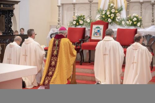Biskup Križić u senjskoj katedrali posvetio novi kameni oltar