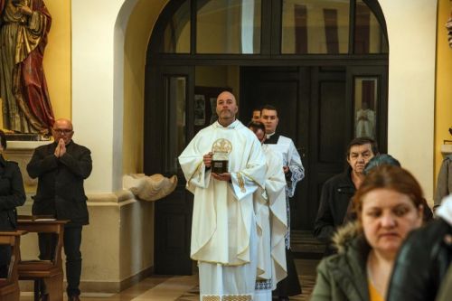 Biskup Križić u Gospiću slavio Misu posvete ulja