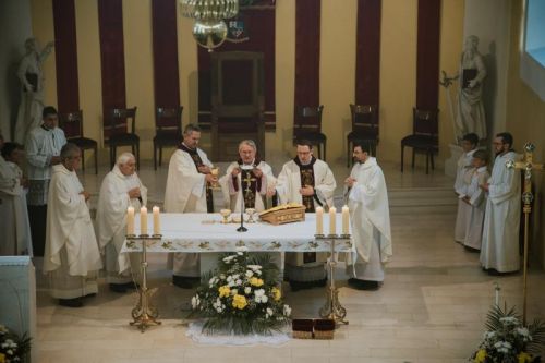 Biskup Križić predvodio Misu večere Gospodnje u Gospiću: “Euharistija, koju nam je Isus ostavio, ima za cilj voditi osobu prema služenju i darivanju drugima”