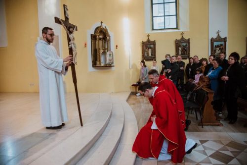 Biskup Križić na Veliki petak u gospićkoj katedrali: “Isus je cijelog svog života molio i želio samo jedno: vršiti volju Božju”