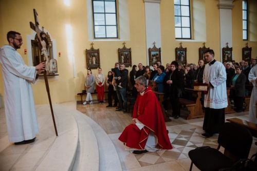Biskup Križić na Veliki petak u gospićkoj katedrali: “Isus je cijelog svog života molio i želio samo jedno: vršiti volju Božju”