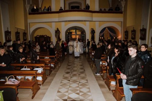 Biskup Križić predvodio Vazmeno bdijenje u gospićkoj katedrali Navještenja BDM