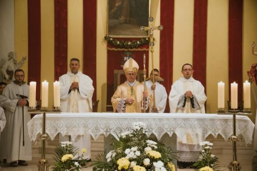Biskup Križić predvodio Vazmeno bdijenje u gospićkoj katedrali Navještenja BDM