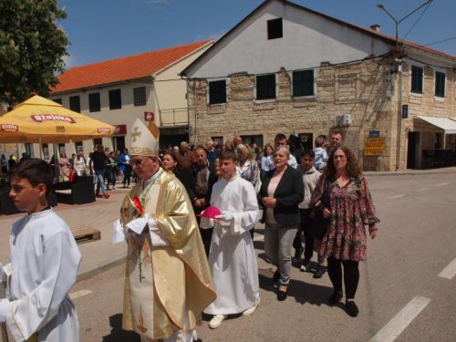 Biskup Križić u Kistanjama predvodio blagdan prijenosa moći sv. Nikole i 15. godišnjicu posvete župne crkve sv. Nikole
