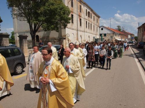 Biskup Križić u Kistanjama predvodio blagdan prijenosa moći sv. Nikole i 15. godišnjicu posvete župne crkve sv. Nikole