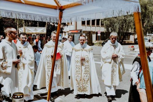 Biskup Križić na Tijelovo u Gospiću: “Euharistija nam je darovana kao snaga i lijek na našem životnom putu”
