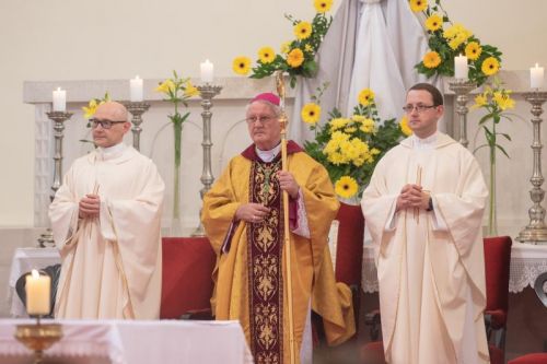 Biskup Zdenko Križić na Tijelovo u Senju: “Molimo da nam Isusovo Tijelo koje blagujemo podari njegove osjećaje za Boga i ljude”