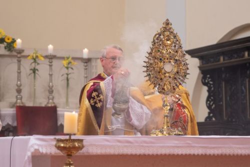 Biskup Zdenko Križić na Tijelovo u Senju: “Molimo da nam Isusovo Tijelo koje blagujemo podari njegove osjećaje za Boga i ljude”