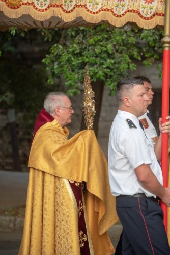 Biskup Zdenko Križić na Tijelovo u Senju: “Molimo da nam Isusovo Tijelo koje blagujemo podari njegove osjećaje za Boga i ljude”