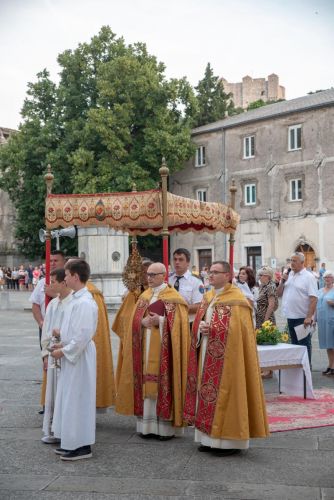 Biskup Zdenko Križić na Tijelovo u Senju: “Molimo da nam Isusovo Tijelo koje blagujemo podari njegove osjećaje za Boga i ljude”